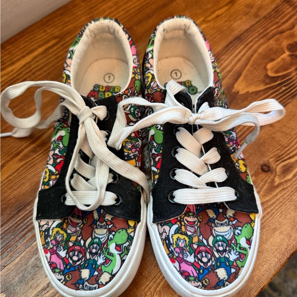 Kids Super Mario Pattern Lace-Up Sneakers in Multi